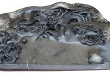 菊花石砚上的“双龙戏珠”-菊花石艺术品